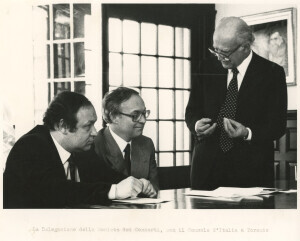 1982_05 Toronto, Consolato d'Italia - delegazione della Società dei Concerti (V. Antonellini e N. Carloni) con il console Pierluigi Conti ann NN inv 1109 vol 6.tif