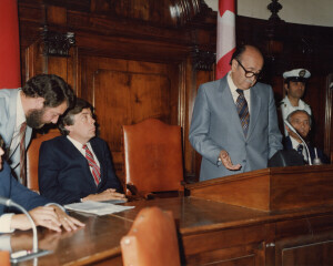 1982_08_21 Musicarchitettura Canada '82 - Il Sindaco dell'Aquila Tullio De Rubeis e le autorità civili e militari salutano le autorità canadesi ann NN inv 1150 vol 6.tif