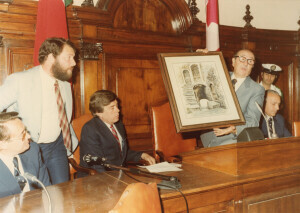 1982_08_21 Musicarchitettura Canada '82 - Il Sindaco dell'Aquila Tullio De Rubeis e le autorità civili e militari salutano le autorità canadesi ann NN inv 1151 vol 6.tif