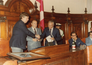 1982_08_21 Musicarchitettura Canada '82 - Il Sindaco dell'Aquila Tullio De Rubeis e le autorità civili e militari salutano le autorità canadesi ann NN inv 1153 vol 6.tif