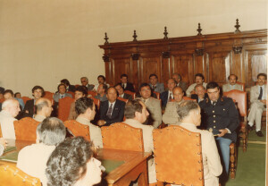 1982_08_21 Musicarchitettura Canada '82 - Il Sindaco dell'Aquila Tullio De Rubeis e le autorità civili e militari salutano le autorità canadesi ann NN inv 1155 vol 6.tif