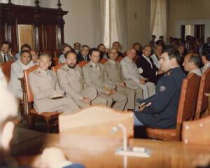 1982_08_21 Musicarchitettura Canada '82 - Il Sindaco dell'Aquila Tullio De Rubeis e le autorità civili e militari salutano le autorità canadesi ann NN inv 1158 vol 6.tif