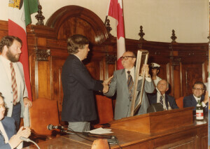 1982_08_21 Musicarchitettura Canada '82 - Scambio di doni tra il Sindaco dell'Aquila Tullio De Rubeis e il Ministro Fleming ann NN inv 1152 vol 6.tif
