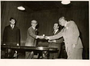 1966_10_11 Presidente Accademia S. Cecilia R. Silvestri, Nino Carloni, G. Petrassi e  Sindaco De Rubeis inv 128 vol 1.tif