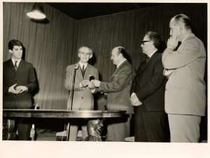 1966_10_11 Presidente Accademia S. Cecilia R. Silvestri, Nino Carloni, G. Petrassi e  Sindaco De Rubeis inv 131 vol 1.tif