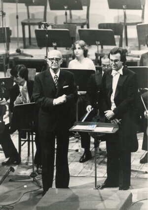 1982_09_11 Musicarchitettura '82 - Orchestra Sinfonica Abruzzese; Shauna Rolston, violoncello; in foto il Direttore Ermanno Florio con Nino Carloni - ann 1496 inv 1412 vol 8.tif