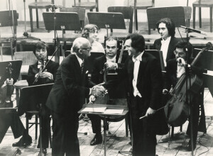 1982_09_11 Musicarchitettura '82 - Orchestra Sinfonica Abruzzese; Shauna Rolston, violoncello; in foto il Direttore Ermanno Florio con Nino Carloni - ann 1496 inv 1421 vol 8.tif