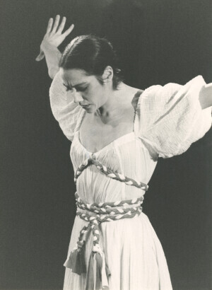 1982_10_17 Compagnia 'Danza Prospettiva' di Vittorio Biagi - Omaggio a Strawinskij; Gloria Brandani in 'Le Nozze' ann 1498 inv 1072 vol 8.tif