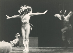 1982_10_17 Compagnia 'Danza Prospettiva' di Vittorio Biagi - Omaggio a Strawinskij; Vittorio Biagi, Dominique Portier e Marco Realino in 'La Volpe' ann 1498 inv 1068 vol 8.tif