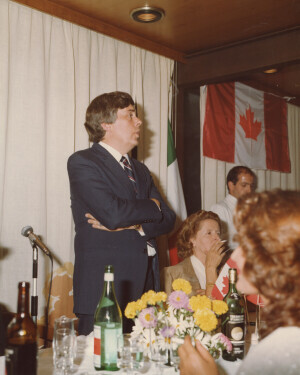 1982_09 Musicarchitettura '82 - Cena di gala di chiusura del festival presso il ristorante 'Il Tetto' - in foto il Ministro della Cultura canadese Fleming ann NN inv 1508 vol 8.tif