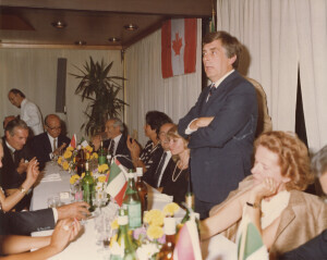 1982_09 Musicarchitettura '82 - Cena di gala di chiusura del festival presso il ristorante 'Il Tetto' - in foto il Ministro della Cultura canadese Fleming ann NN inv 1511 vol 8.tif