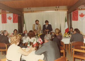 1982_09 Musicarchitettura '82 - Cena di gala di chiusura del festival presso il ristorante 'Il Tetto' - in foto il Ministro della Cultura canadese Fleming ann NN inv 1526 vol 8.tif