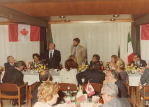 1982_09 Musicarchitettura '82 - Cena di gala di chiusura del festival presso il ristorante 'Il Tetto' - in foto il Sindaco dell'Aquila Tullio De Rubeis ann NN inv 1520 vol 8.tif