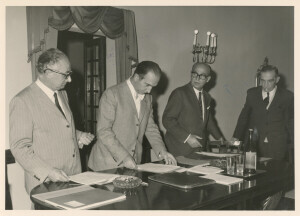 1970_10_07 Una riunione al foyer della Società dei Concerti; tra gli altri Nino Carloni, Battaglia, Barattelli, sindaco De Rubeis, A. Neri ann NN inv 213 vol 2.tif