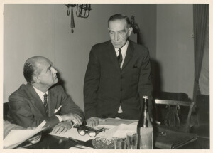 1970_10_07 Una riunione al foyer della Società dei Concerti; tra gli altri Nino Carloni, Battaglia, Barattelli, sindaco De Rubeis, A. Neri ann NN inv 226 vol 2.tif