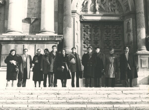 1984_07 Musicarchitettura '84 - Foto di gruppo dei dirigenti della Barattelli con ospiti tedeschi davanti la basilica di S. Bernardino ann NN inv 2218 vol 12.tif