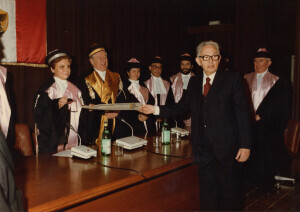 1985_03_13 Conferimento Laurea Honoris Causa al Maestro Goffredo Petrassi - Aula Magna dell'Università degli Studi dell'Aquila ann NN inv 2237 vol 13.tif