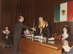 1985_03_13 Conferimento Laurea Honoris Causa al Maestro Goffredo Petrassi - Aula Magna dell'Università degli Studi dell'Aquila ann NN inv 2240 vol 13.tif