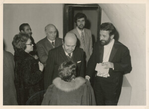 1971_01_24 Gruppo strumentale Komorni Harmonie diretto da Paul Angerer; nei camerini il Maestro con Carloni, De Rubeis e altri ann 712 inv 269 vol 2.tif