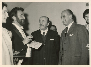 1971_01_24 Gruppo strumentale Komorni Harmonie diretto da Paul Angerer; nei camerini il Maestro con Carloni, De Rubeis e altri ann 712 inv 270 vol 2.tif