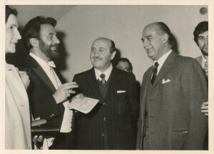 1971_01_24 Gruppo strumentale Komorni Harmonie diretto da Paul Angerer; nei camerini il Maestro con Carloni, De Rubeis e altri ann 712 inv 271 vol 2.tif