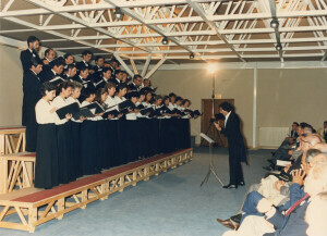 1986_09_30 Presentazione della 41esima stagione - Sala Michetti della Regione Abruzzo - esibizione di un complesso corale  inv 2412 vol 14.tif