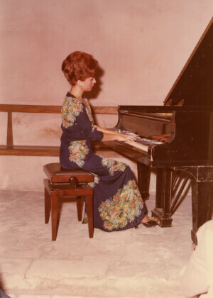 1976_07_31 Maja Samargieva al cortile di Palazzo Notarnanni ann 966 inv 553 vol 4.tif