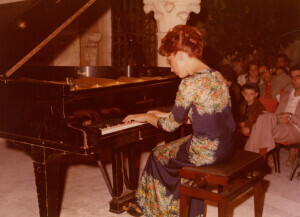 1976_07_31 Maja Samargieva al cortile di Palazzo Notarnanni ann 966 inv 555 vol 4.tif