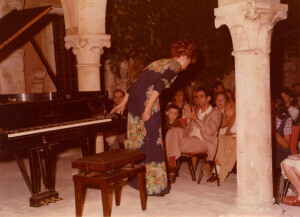 1976_07_31 Maja Samargieva al cortile di Palazzo Notarnanni ann 966 inv 556 vol 4.tif