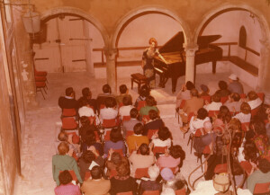 1976_07_31 Maja Samargieva al cortile di Palazzo Notarnanni ann 966 inv 557 vol 4.tif