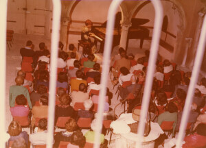 1976_07_31 Maja Samargieva al cortile di Palazzo Notarnanni ann 966 inv 559 vol 4.tif