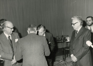 1981_02_22 I maestri Roman Vlad e Goffredo Petrassi nominati cittadini onorari aquilani inv 1005 vol 6.tif