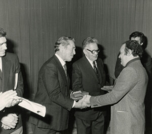 1981_02_22 I maestri Roman Vlad e Goffredo Petrassi nominati cittadini onorari aquilani inv 1010 vol 6.tif