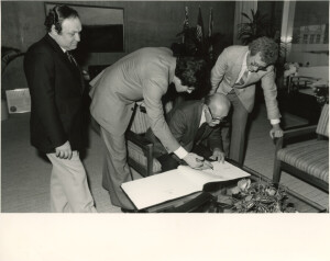 1982_05 Toronto, Consolato d'Italia - delegazione della Società dei Concerti e Mayor Arthur C. Eggleton ann NN inv 1110 vol 6.tif