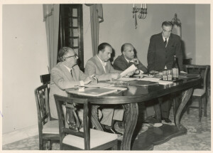 1970_10_07 Una riunione al foyer della Società dei Concerti; tra gli altri Nino Carloni, Battaglia, Barattelli, sindaco De Rubeis, A. Neri ann NN inv 221 vol 2.tif