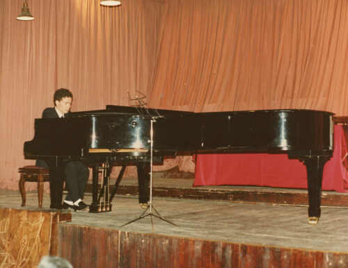 1984_05_27 Giornate Petrassiane - Concerto di allievi e musicisti aquilani in onore del maestro e tavola rotonda - in foto Franco Giallonardo, pianoforte