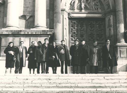 1984_07 Musicarchitettura '84 - Foto di gruppo dei dirigenti della Barattelli con ospiti tedeschi davanti la basilica di S. Bernardino